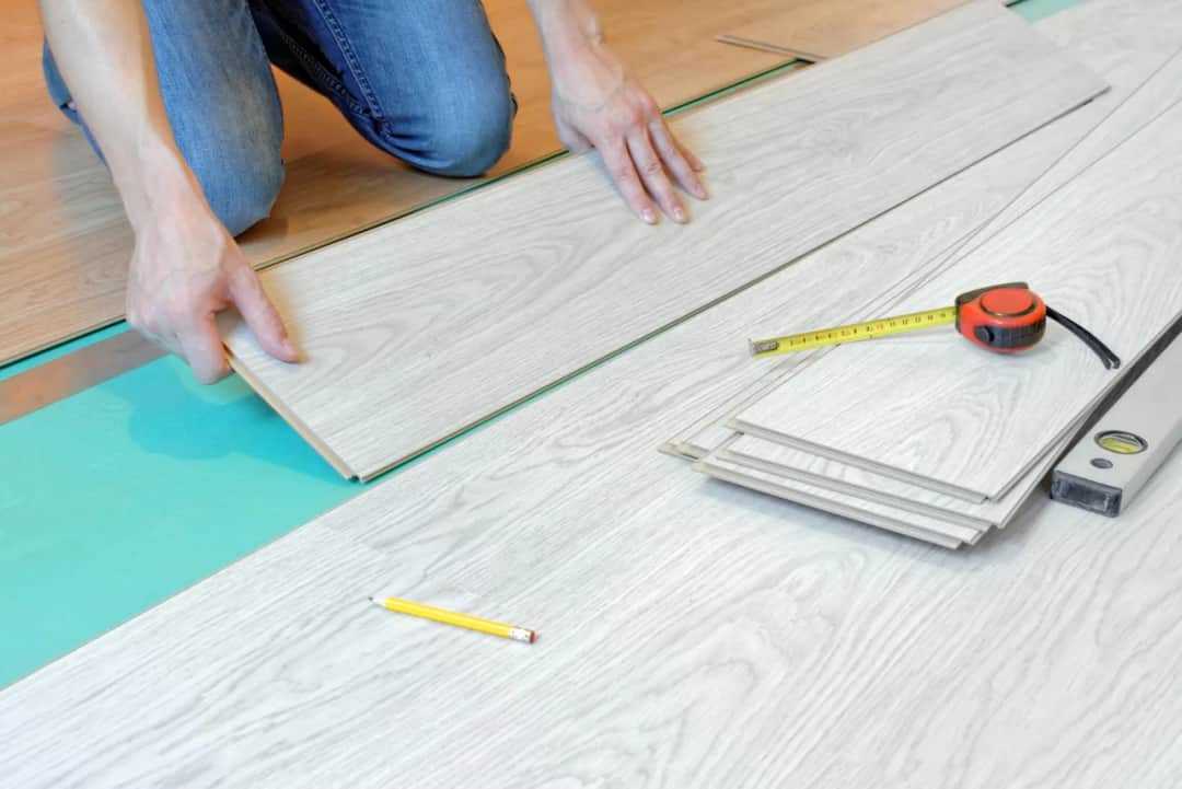Co się kładzie pod panele? Kluczowe materiały dla idealnej podłogi