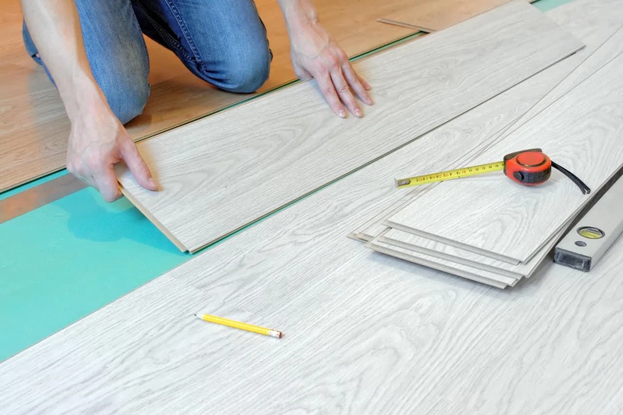 Co się kładzie pod panele? Kluczowe materiały dla idealnej podłogi