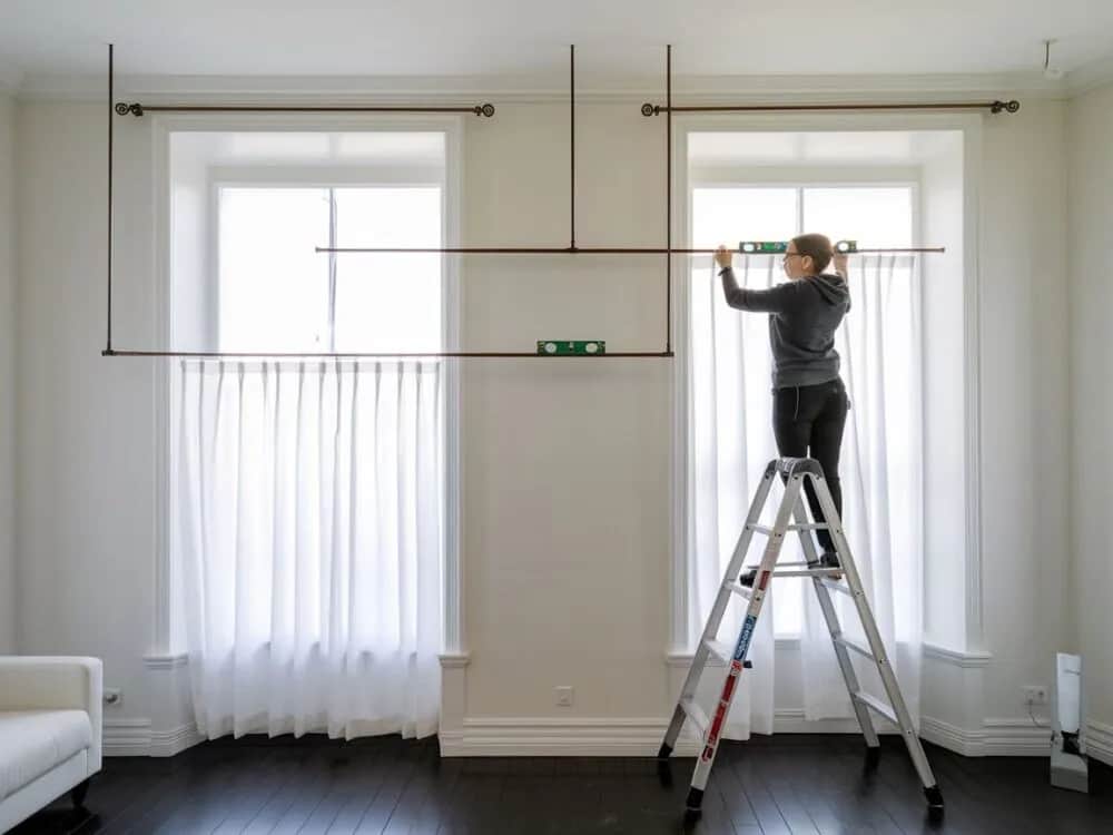 Na jakiej wysokości zamontować karnisz, by uniknąć błędów?