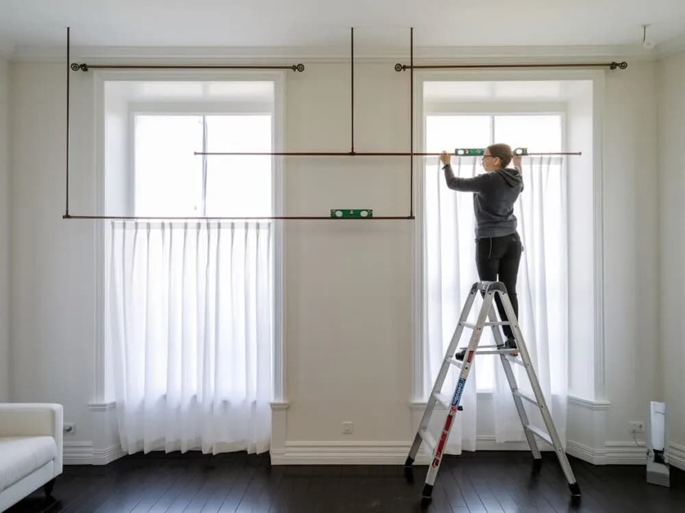 Na jakiej wysokości zamontować karnisz, by uniknąć błędów?