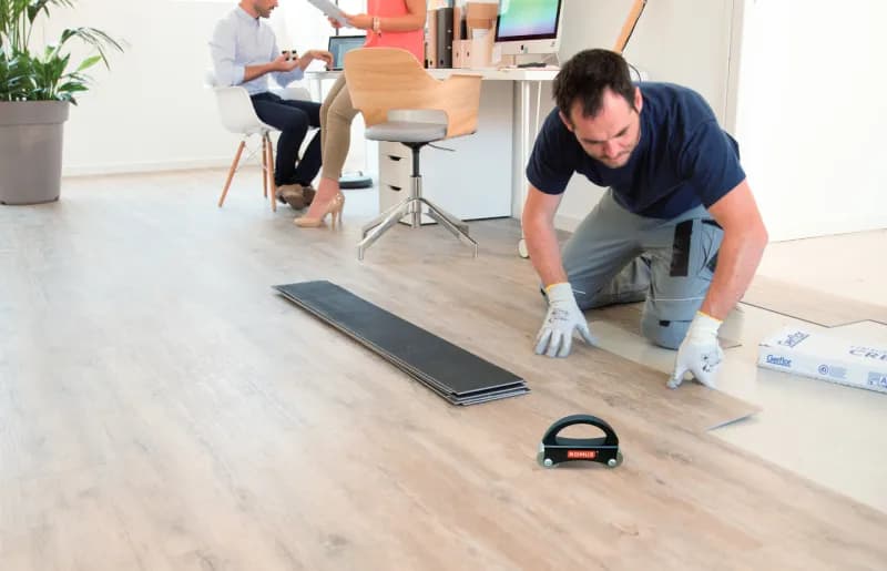 Ile trwa układanie paneli? Sprawdź, co wpływa na czas montażu