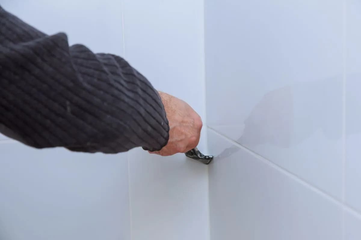 Jak usunąć silikon z kafelek - skuteczne metody na trudne zabrudzenia