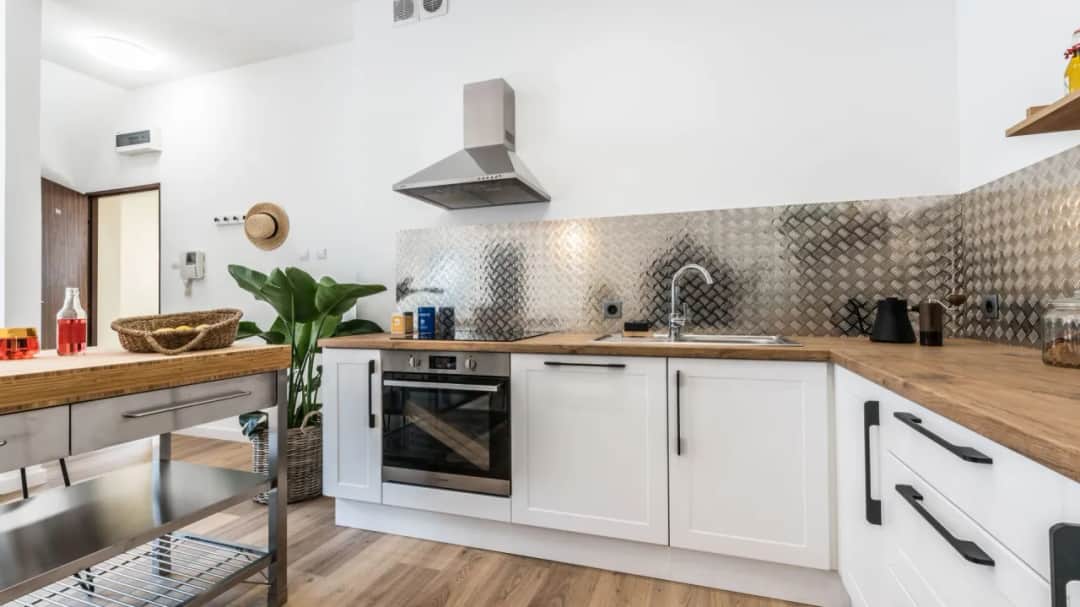 Alternatywy dla kafelek w kuchni, które odmienią Twoje wnętrze