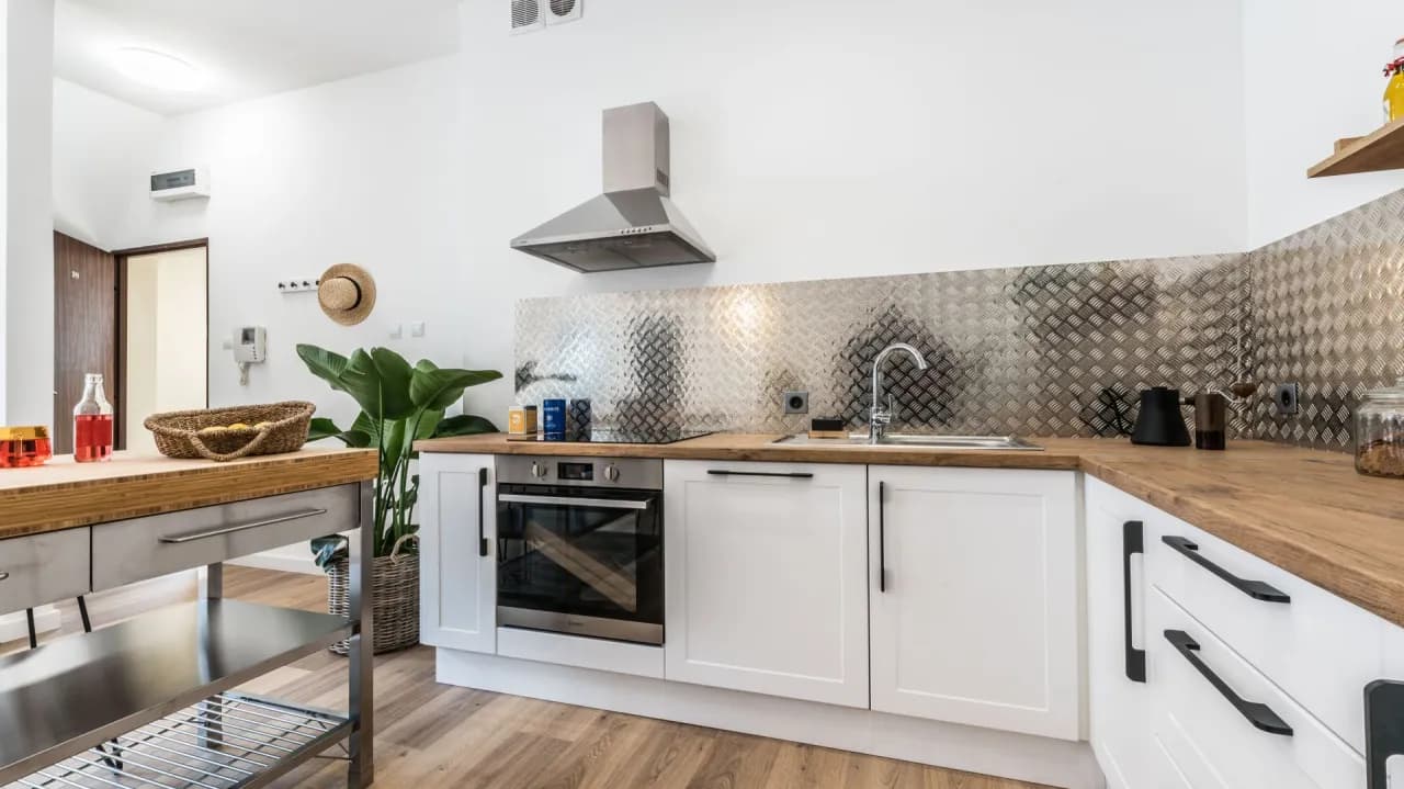 Alternatywy dla kafelek w kuchni, które odmienią Twoje wnętrze