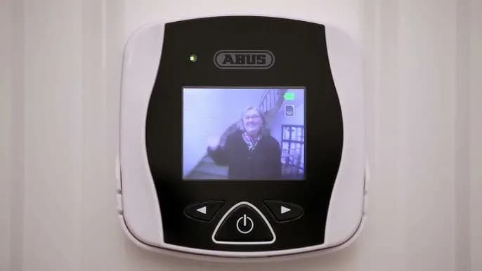 Jak zamontować wizjer w drzwiach? Proste kroki, by uniknąć błędów