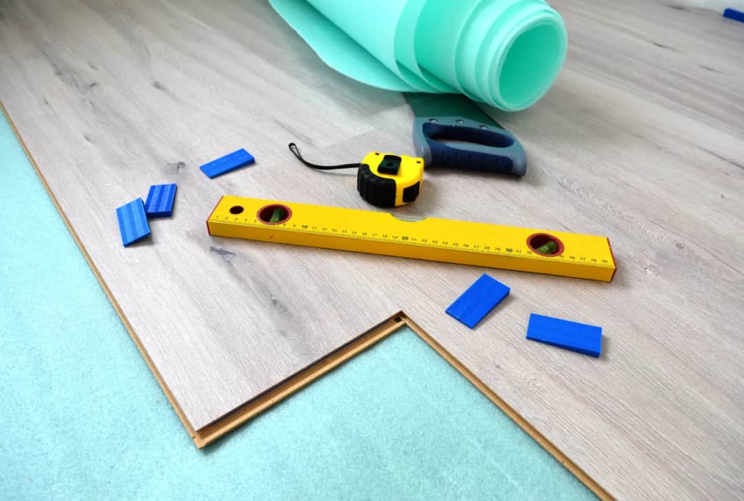 Jak układać podkład pod panele podłogowe, aby uniknąć błędów?