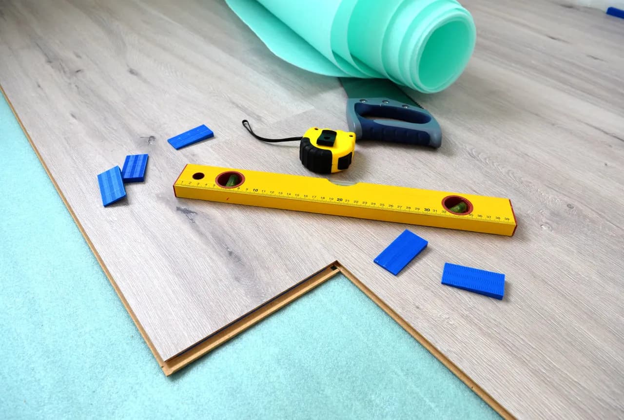 Jak układać podkład pod panele podłogowe, aby uniknąć błędów?