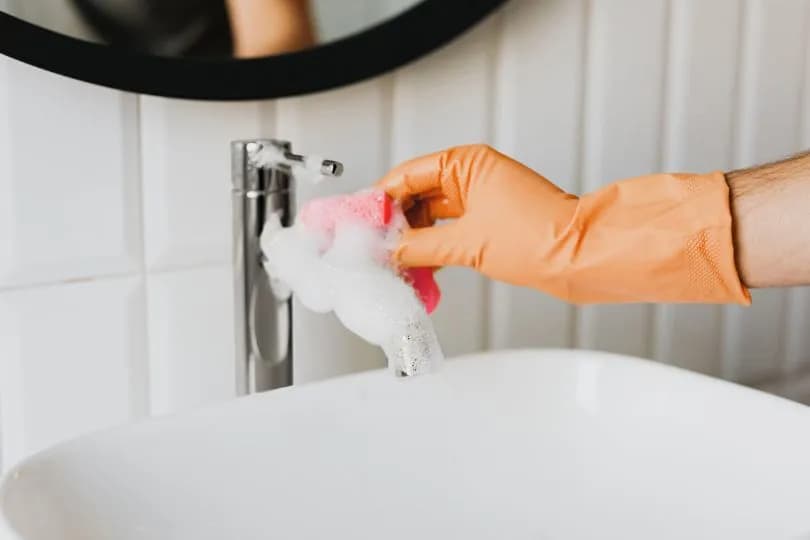 Skuteczne sposoby na usunięcie kamienia z kafelek bez wysiłku