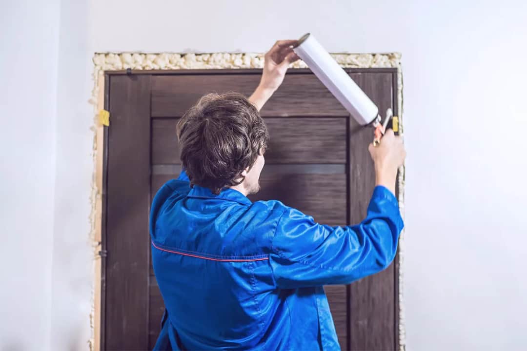 Jak zamontować drzwi wejściowe - uniknij najczęstszych błędów montażu