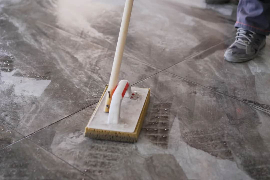 Skuteczne metody czyszczenia kafelków – uniknij trudnych plam