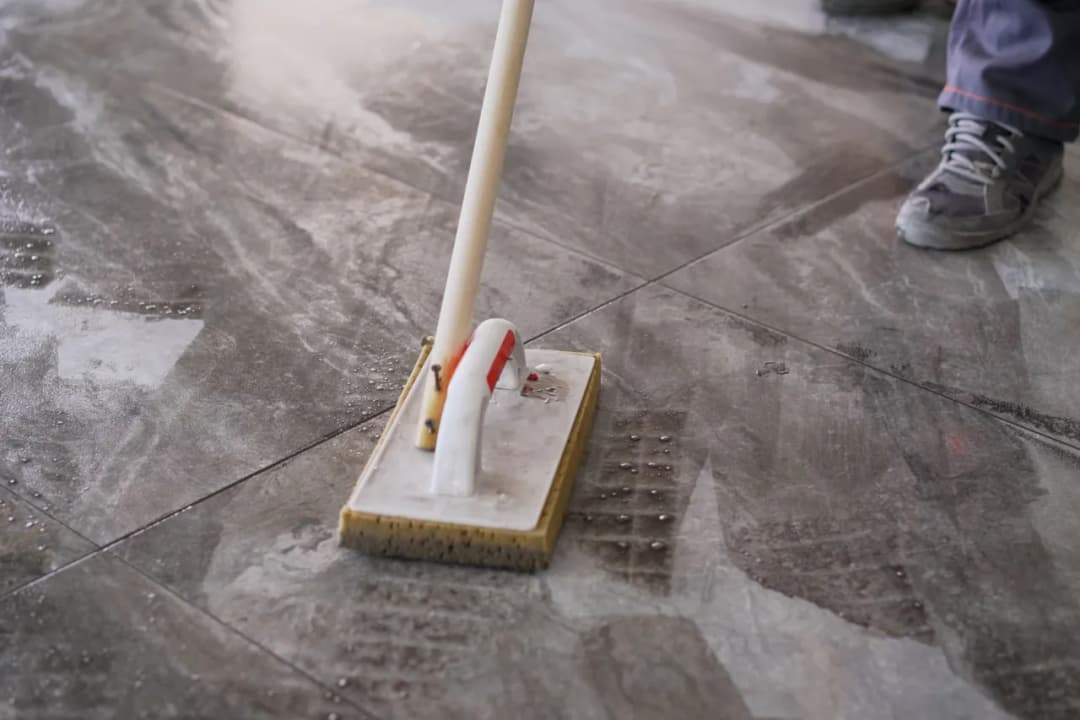 Skuteczne metody czyszczenia kafelków – uniknij trudnych plam