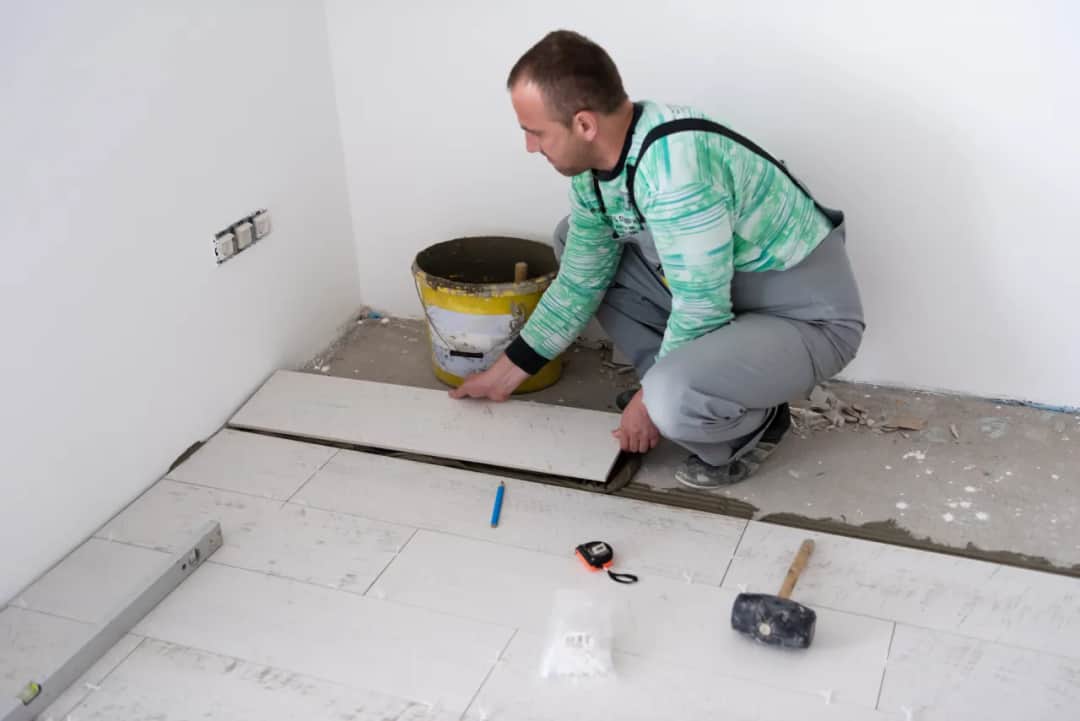 Jak kłaść kafelki na podłodze: uniknij najczęstszych błędów