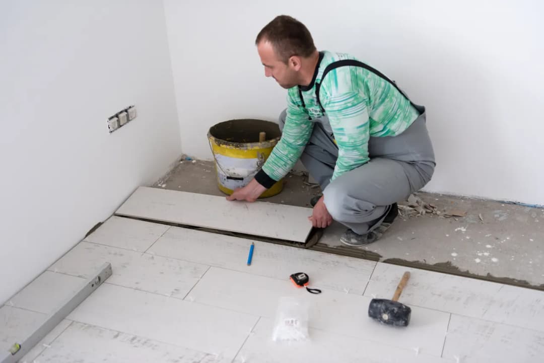 Jak kłaść kafelki na podłodze: uniknij najczęstszych błędów