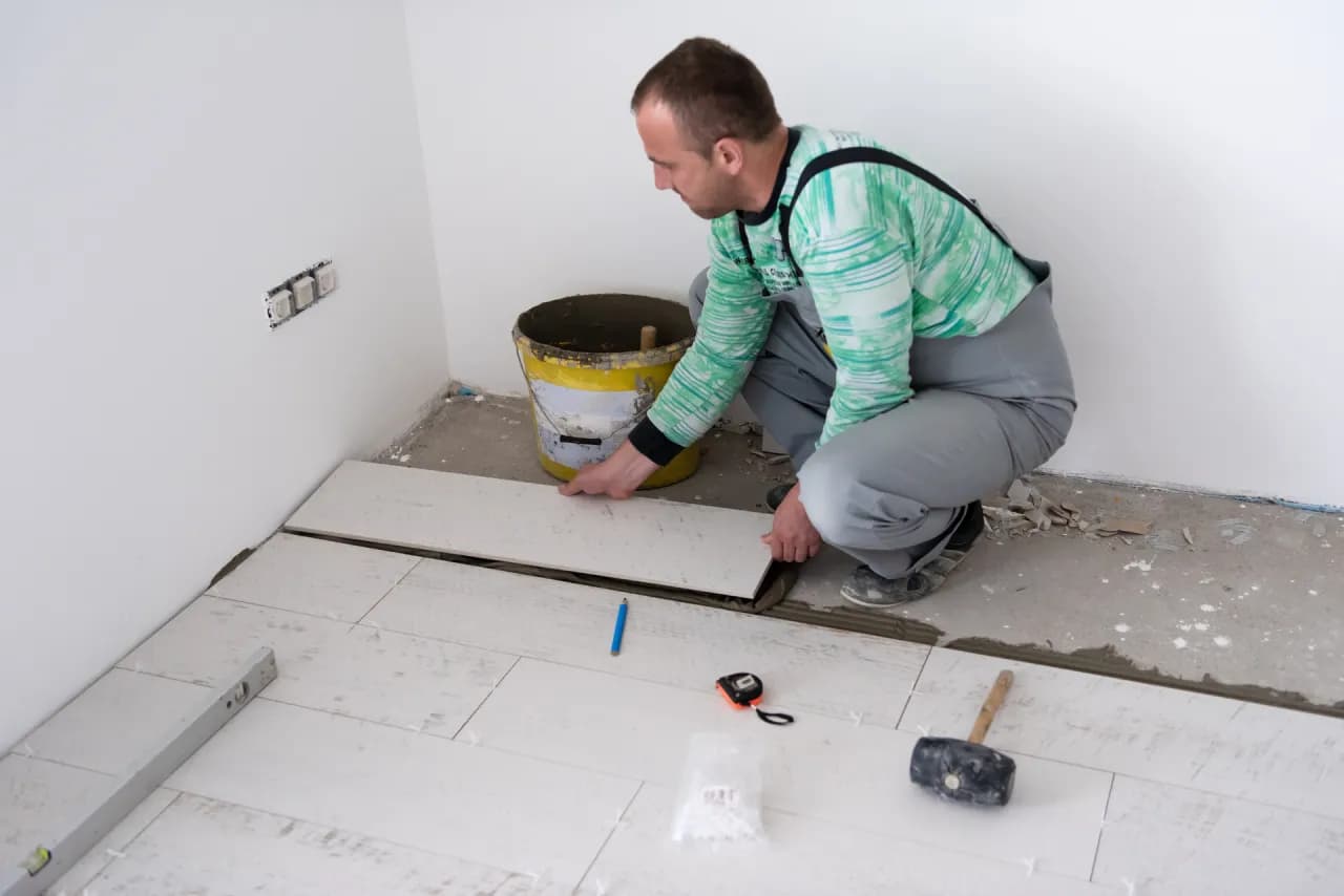 Jak kłaść kafelki na podłodze: uniknij najczęstszych błędów