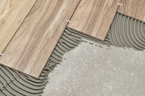 Kafelki czy panele – co wybrać, by uniknąć nieprzyjemnych niespodzianek?