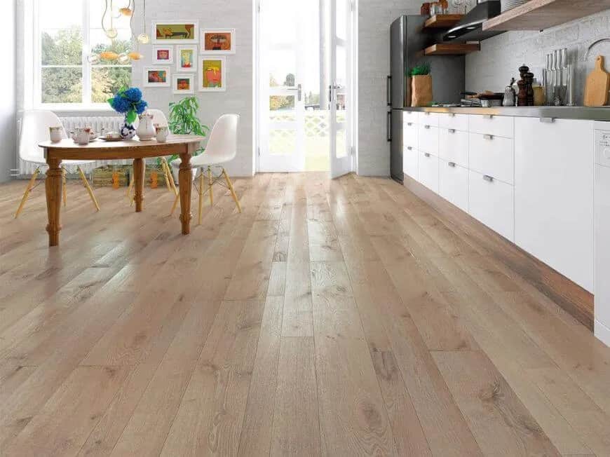 W którą stronę kłaść panele podłogowe, aby uniknąć błędów i kosztów?