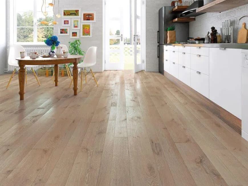 W którą stronę kłaść panele podłogowe, aby uniknąć błędów i kosztów?