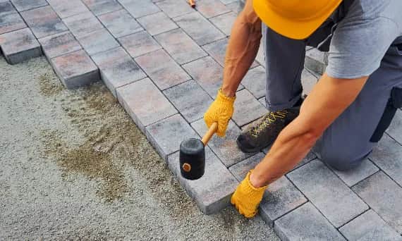 Ile kosztuje położenie kamienia dekoracyjnego? Sprawdź ukryte koszty