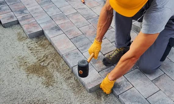 Ile kosztuje położenie kamienia dekoracyjnego? Sprawdź ukryte koszty